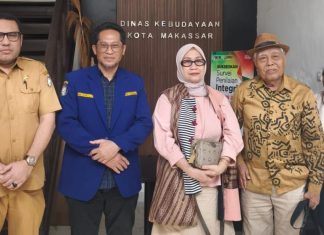 Ruang Digital Dipenuhi Konten Asusila Berbahasa Bugis, Karang Taruna Konsultasi ke Budayawan dan Dinas Kebudayaan Makassar FOTO: Dari kiri, Kepala Bidang Kekayaan Warisan dan Promosi Budaya, Ludfi, SH, Muhammad Zulkifli, ST, MT, Ketua Karang Taruna Makassar, Prof. Dr Andi Ima Kesuma, IC, M.Pd, dan Budayawan lainnya.