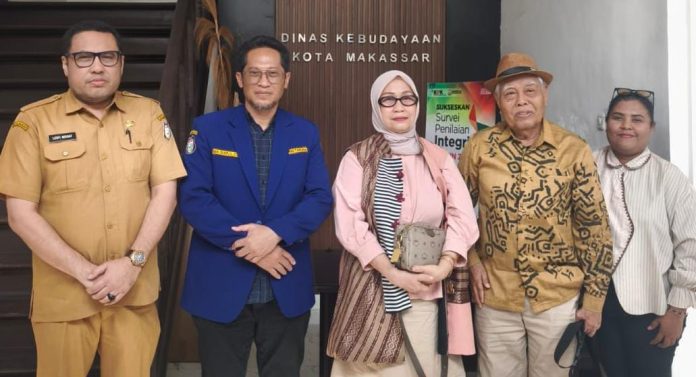 FOTO: Dari kiri, Kepala Bidang Kekayaan Warisan dan Promosi Budaya, Ludfi, SH, Muhammad Zulkifli, ST, MT, Ketua Karang Taruna Makassar, Prof. Dr Andi Ima Kesuma, IC, M.Pd, dan Budayawan lainnya.