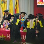 Nama-nama Lulusan Terbaik Unhas Raih Penghargaan pada Wisuda Oktober 2026 FOTO: Universitas Hasanuddin mengukuhkan 1.607 lulusan dalam Prosesi Wisuda Periode Oktober Tahun Akademik 2026/2027 yang berlangsung pada 26–27 Oktober 2026 di Baruga A.P. Pettarani, Kampus Tamalanrea, Makassar.
