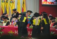 Nama-nama Lulusan Terbaik Unhas Raih Penghargaan pada Wisuda Oktober 2026 FOTO: Universitas Hasanuddin mengukuhkan 1.607 lulusan dalam Prosesi Wisuda Periode Oktober Tahun Akademik 2026/2027 yang berlangsung pada 26–27 Oktober 2026 di Baruga A.P. Pettarani, Kampus Tamalanrea, Makassar.