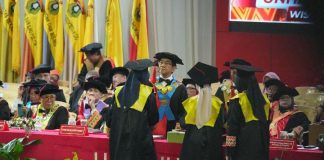 Nama-nama Lulusan Terbaik Unhas Raih Penghargaan pada Wisuda Oktober 2026 FOTO: Universitas Hasanuddin mengukuhkan 1.607 lulusan dalam Prosesi Wisuda Periode Oktober Tahun Akademik 2026/2027 yang berlangsung pada 26–27 Oktober 2026 di Baruga A.P. Pettarani, Kampus Tamalanrea, Makassar.