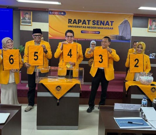 Prof. Sukardi Weda Mendapat Nomor Urut 1 pada Pencabutan Nomor Urut pada Pilrek UNM FOTO: Paling kanan Nomor urut 1 ditempati oleh Prof Dr Sukardi Weda.