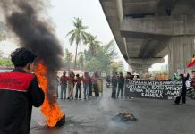 GAM Gelar Aksi di Hari Sumpah Pemuda: Copot Menteri Kehutanan! FOTO: Menyambut momentum Hari Sumpah Pemuda, puluhan mahasiswa yang tergabung dalam Gerakan Aktivis Mahasiswa (GAM) melakukan Aksi Unjuk Rasa di Pertigaan Hertasning Pettarani, Makassar, Rabu (28/10/2026).