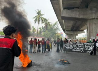 GAM Gelar Aksi di Hari Sumpah Pemuda: Copot Menteri Kehutanan! FOTO: Menyambut momentum Hari Sumpah Pemuda, puluhan mahasiswa yang tergabung dalam Gerakan Aktivis Mahasiswa (GAM) melakukan Aksi Unjuk Rasa di Pertigaan Hertasning Pettarani, Makassar, Rabu (28/10/2026).