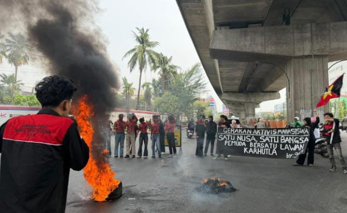 FOTO: Menyambut momentum Hari Sumpah Pemuda, puluhan mahasiswa yang tergabung dalam Gerakan Aktivis Mahasiswa (GAM) melakukan Aksi Unjuk Rasa di Pertigaan Hertasning Pettarani, Makassar, Rabu (28/10/2026). FOTO: Menyambut momentum Hari Sumpah Pemuda, puluhan mahasiswa yang tergabung dalam Gerakan Aktivis Mahasiswa (GAM) melakukan Aksi Unjuk Rasa di Pertigaan Hertasning Pettarani, Makassar, Rabu (28/10/2026).