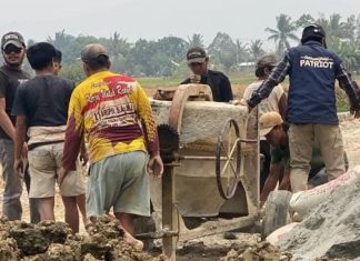Tim Ekspedisi Patriot Unhas Tinjau Jalan untuk Dukung Produktivitas Warga Mahalona Luwu Timur FOTO: Tim Ekspedisi Patriot (TEP) Kawasan Transmigrasi Mahalona bersama Dinas Transmigrasi Kabupaten Luwu Timur meninjau proyek peningkatan jalan penghubung Satuan Permukiman 3 (SP3) dan Satuan Permukiman 1 (SP1) di Kawasan Transmigrasi Mahalona, Luwu Timur.