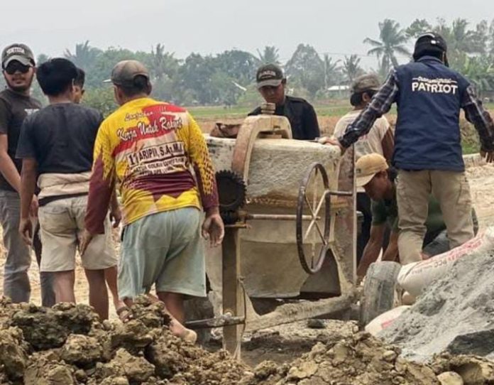 FOTO: Tim Ekspedisi Patriot (TEP) Kawasan Transmigrasi Mahalona bersama Dinas Transmigrasi Kabupaten Luwu Timur meninjau proyek peningkatan jalan penghubung Satuan Permukiman 3 (SP3) dan Satuan Permukiman 1 (SP1) di Kawasan Transmigrasi Mahalona, Luwu Timur. FOTO: Tim Ekspedisi Patriot (TEP) Kawasan Transmigrasi Mahalona bersama Dinas Transmigrasi Kabupaten Luwu Timur meninjau proyek peningkatan jalan penghubung Satuan Permukiman 3 (SP3) dan Satuan Permukiman 1 (SP1) di Kawasan Transmigrasi Mahalona, Luwu Timur.
