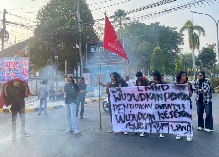FOTO: LMND Politeknik Dewantara saat menggelar aksi demonstrasi pada momentum Hari Sumpah Pemuda di Kota Palopo, Sulawesi Selatan. Rabu (28/10/2026) FOTO: LMND Politeknik Dewantara saat menggelar aksi demonstrasi pada momentum Hari Sumpah Pemuda di Kota Palopo, Sulawesi Selatan. Rabu (28/10/2026)