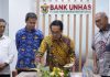 Setahun Bank Unhas, Rektor Dorong Akselerasi Pertumbuhan Menuju 2030 FOTO: Rektor Unhas Prof JJ bersama Direktur Utama Bank Unhas, Henry Kissinger Sappetaw, peringati setahun berdirinya, PT Bank Perekonomian Rakyat (BPR) Unhas di kantor Bank Unhas, Kampus Unhas Tamalanrea, Makassar, Rabu, 28 Oktober 2026.