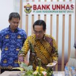 Setahun Bank Unhas, Rektor Dorong Akselerasi Pertumbuhan Menuju 2030 FOTO: Rektor Unhas Prof JJ bersama Direktur Utama Bank Unhas, Henry Kissinger Sappetaw, peringati setahun berdirinya, PT Bank Perekonomian Rakyat (BPR) Unhas di kantor Bank Unhas, Kampus Unhas Tamalanrea, Makassar, Rabu, 28 Oktober 2026.