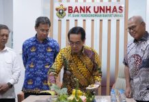 Setahun Bank Unhas, Rektor Dorong Akselerasi Pertumbuhan Menuju 2030 FOTO: Rektor Unhas Prof JJ bersama Direktur Utama Bank Unhas, Henry Kissinger Sappetaw, peringati setahun berdirinya, PT Bank Perekonomian Rakyat (BPR) Unhas di kantor Bank Unhas, Kampus Unhas Tamalanrea, Makassar, Rabu, 28 Oktober 2026.