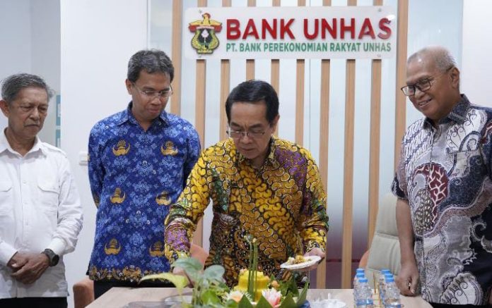 FOTO: Rektor Unhas Prof JJ bersama Direktur Utama Bank Unhas, Henry Kissinger Sappetaw, peringati setahun berdirinya, PT Bank Perekonomian Rakyat (BPR) Unhas di kantor Bank Unhas, Kampus Unhas Tamalanrea, Makassar, Rabu, 28 Oktober 2026. FOTO: Rektor Unhas Prof JJ bersama Direktur Utama Bank Unhas, Henry Kissinger Sappetaw, peringati setahun berdirinya, PT Bank Perekonomian Rakyat (BPR) Unhas di kantor Bank Unhas, Kampus Unhas Tamalanrea, Makassar, Rabu, 28 Oktober 2026.