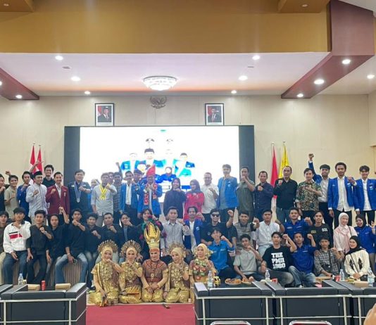 Lanjutkan Tongkat Estafet, Kepengurusan Cabang PMII Kota Makassar Periode 2026–2027 Resmi Dilantik FOTO: Ridwan resmi dilantik sebagai Ketua PC PMII Kota Makassar masa khidmat 2026–2027, menggantikan Hariandi yang menyelesaikan masa kepemimpinannya pada periode sebelumnya.