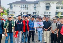 GMNI Makassar Gelar Aksi di Balaikota, Soroti Darurat Kriminalitas Anak dan Abainya Wali Kota FOTO: Wakil Kesbangpol Kota Makassar saat menerima tuntutan DPC GMNI Makassar. Rabu (28/10/2026)