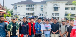 GMNI Makassar Gelar Aksi di Balaikota, Soroti Darurat Kriminalitas Anak dan Abainya Wali Kota FOTO: Wakil Kesbangpol Kota Makassar saat menerima tuntutan DPC GMNI Makassar. Rabu (28/10/2026)