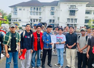 GMNI Makassar Gelar Aksi di Balaikota, Soroti Darurat Kriminalitas Anak dan Abainya Wali Kota FOTO: Wakil Kesbangpol Kota Makassar saat menerima tuntutan DPC GMNI Makassar. Rabu (28/10/2026)