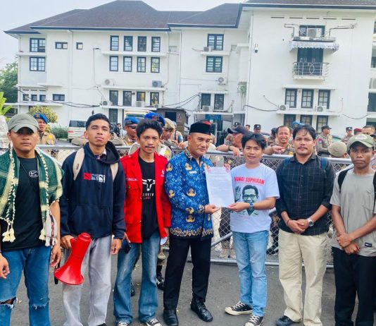 GMNI Makassar Gelar Aksi di Balaikota, Soroti Darurat Kriminalitas Anak dan Abainya Wali Kota FOTO: Wakil Kesbangpol Kota Makassar saat menerima tuntutan DPC GMNI Makassar. Rabu (28/10/2026)