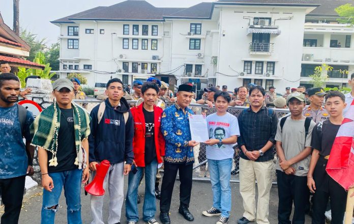 FOTO: Wakil Kesbangpol Kota Makassar saat menerima tuntutan DPC GMNI Makassar. Rabu (28/10/2026)