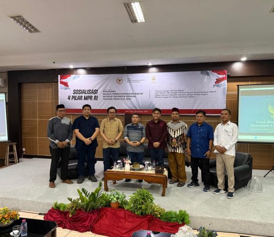 Andi Muzakkir Aqil dan Ismail Bachtiar Perkuat Persatuan Bangsa Lewat Sosialisasi Empat Pilar di Parepare Ket Foto: Anggota DPR RI Fraksi Partai Demokrat, Andi Muzakkir Aqil, bersama anggota DPR RI Fraksi Partai Keadilan Sejahtera (PKS), Ismail Bachtiar, saat menggelar Sosialisasi Empat Pilar MPR RI di Ballroom Hotel Kenari, Parepare. (Dok. Ist)