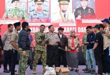Peringati Sumpah Pemuda, Dihadiri Pangdam dan Kapolda Sulsel Diatas Panggung Tak Nampak Jas KNPI FOTO: Panglima Kodam (Pangdam) XIV, Mayor Jenderal (Mayjen) TNI Bangun Nawoko dan Kapolda Sulsel, Inspektur Jenderal Polisi Dr. M. Awal Chairuddin hadir di Peringatan sumpah pemuda ke 98 tahun di sulawesi selatan (Sulsel) berlangsung di Monumen Mandala di Jalan Jenderal Soedirman, Makassar, Rabu (28/10/2026). (ist)