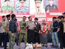 Peringati Sumpah Pemuda, Dihadiri Pangdam dan Kapolda Sulsel Diatas Panggung Tak Nampak Jas KNPI FOTO: Panglima Kodam (Pangdam) XIV, Mayor Jenderal (Mayjen) TNI Bangun Nawoko dan Kapolda Sulsel, Inspektur Jenderal Polisi Dr. M. Awal Chairuddin hadir di Peringatan sumpah pemuda ke 98 tahun di sulawesi selatan (Sulsel) berlangsung di Monumen Mandala di Jalan Jenderal Soedirman, Makassar, Rabu (28/10/2026). (ist)