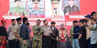 Peringati Sumpah Pemuda, Dihadiri Pangdam dan Kapolda Sulsel Diatas Panggung Tak Nampak Jas KNPI FOTO: Panglima Kodam (Pangdam) XIV, Mayor Jenderal (Mayjen) TNI Bangun Nawoko dan Kapolda Sulsel, Inspektur Jenderal Polisi Dr. M. Awal Chairuddin hadir di Peringatan sumpah pemuda ke 98 tahun di sulawesi selatan (Sulsel) berlangsung di Monumen Mandala di Jalan Jenderal Soedirman, Makassar, Rabu (28/10/2026). (ist)