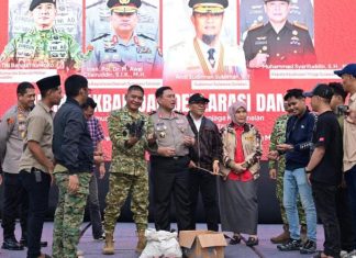 Peringati Sumpah Pemuda, Dihadiri Pangdam dan Kapolda Sulsel Diatas Panggung Tak Nampak Jas KNPI FOTO: Panglima Kodam (Pangdam) XIV, Mayor Jenderal (Mayjen) TNI Bangun Nawoko dan Kapolda Sulsel, Inspektur Jenderal Polisi Dr. M. Awal Chairuddin hadir di Peringatan sumpah pemuda ke 98 tahun di sulawesi selatan (Sulsel) berlangsung di Monumen Mandala di Jalan Jenderal Soedirman, Makassar, Rabu (28/10/2026). (ist)