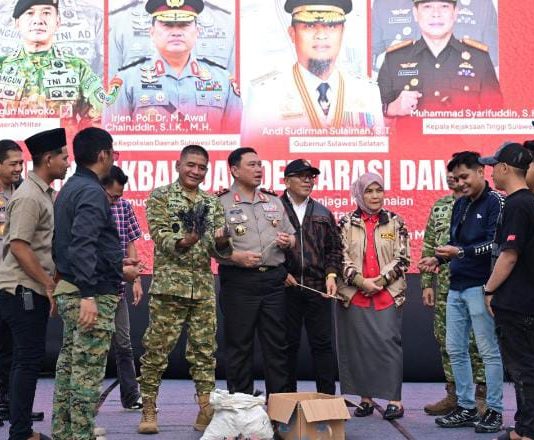 Peringati Sumpah Pemuda, Dihadiri Pangdam dan Kapolda Sulsel Diatas Panggung Tak Nampak Jas KNPI FOTO: Panglima Kodam (Pangdam) XIV, Mayor Jenderal (Mayjen) TNI Bangun Nawoko dan Kapolda Sulsel, Inspektur Jenderal Polisi Dr. M. Awal Chairuddin hadir di Peringatan sumpah pemuda ke 98 tahun di sulawesi selatan (Sulsel) berlangsung di Monumen Mandala di Jalan Jenderal Soedirman, Makassar, Rabu (28/10/2026). (ist)