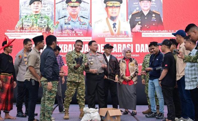 FOTO: Panglima Kodam (Pangdam) XIV, Mayor Jenderal (Mayjen) TNI Bangun Nawoko dan Kapolda Sulsel, Inspektur Jenderal Polisi Dr. M. Awal Chairuddin hadir di Peringatan sumpah pemuda ke 98 tahun di sulawesi selatan (Sulsel) berlangsung di Monumen Mandala di Jalan Jenderal Soedirman, Makassar, Rabu (28/10/2026). (ist)