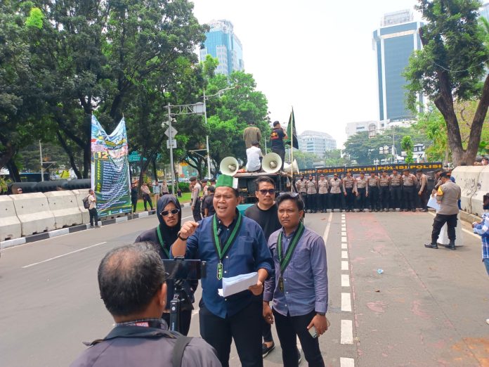 FOTO: BAKORNAS LKBHMI PB HMI menggelar aksi unjuk rasa di kawasan Istana, Silang Selatan Monas, Jalan Medan Merdeka, DKI Jakarta, pada pukul 10.00–14.00 WIB. Rabu (28/10/2026)