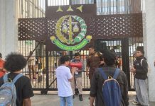 GRD-FPD: Kejati Jangan Gentar Terhadap Gugatan Praperadilan Kedua Eks Pj Gubernur Sulsel FOTO: Gerakan Revolusi Demokratik (GRD) dan Forum Perjuangan Demokratik (FPD) menggelar aksi unjuk rasa di kantor Kejaksaan Tinggi (Kejati) Sulawesi Selatan. Rabu, 28 Oktober 2026, sekitar pukul 16.10 WITA. (ist)