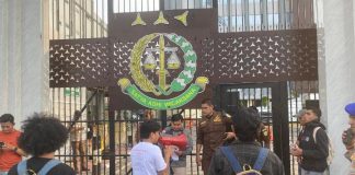 GRD-FPD: Kejati Jangan Gentar Terhadap Gugatan Praperadilan Kedua Eks Pj Gubernur Sulsel FOTO: Gerakan Revolusi Demokratik (GRD) dan Forum Perjuangan Demokratik (FPD) menggelar aksi unjuk rasa di kantor Kejaksaan Tinggi (Kejati) Sulawesi Selatan. Rabu, 28 Oktober 2026, sekitar pukul 16.10 WITA. (ist)