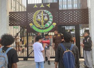 GRD-FPD: Kejati Jangan Gentar Terhadap Gugatan Praperadilan Kedua Eks Pj Gubernur Sulsel FOTO: Gerakan Revolusi Demokratik (GRD) dan Forum Perjuangan Demokratik (FPD) menggelar aksi unjuk rasa di kantor Kejaksaan Tinggi (Kejati) Sulawesi Selatan. Rabu, 28 Oktober 2026, sekitar pukul 16.10 WITA. (ist)