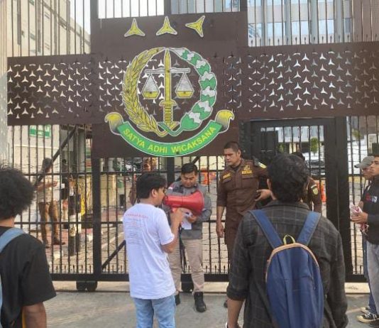 GRD-FPD: Kejati Jangan Gentar Terhadap Gugatan Praperadilan Kedua Eks Pj Gubernur Sulsel FOTO: Gerakan Revolusi Demokratik (GRD) dan Forum Perjuangan Demokratik (FPD) menggelar aksi unjuk rasa di kantor Kejaksaan Tinggi (Kejati) Sulawesi Selatan. Rabu, 28 Oktober 2026, sekitar pukul 16.10 WITA. (ist)