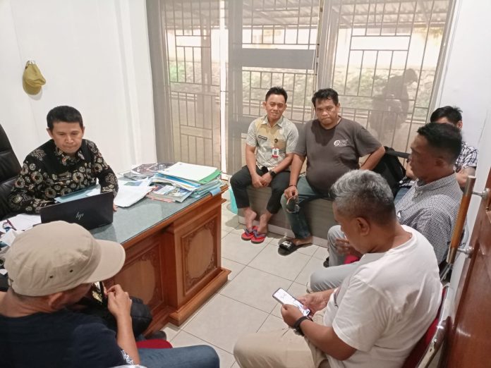FOTO: Keluarga ahli waris dan manajemen PT Mangade To Magi Mineral (MTM) mempertanyakan keputusan Pemerintah Kabupaten Luwu Timur. FOTO: Keluarga ahli waris dan manajemen PT Mangade To Magi Mineral (MTM) mempertanyakan keputusan Pemerintah Kabupaten Luwu Timur.