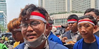 Sempat Viral, Dino Klarifikasi Dirinya Bukan Mahasiswa Undira FOTO: Bayu Setiadi alias Dino saat mengikuti Deklarasi Sumpah Pemuda Mahasiswa Indonesia 2026 di Jakarta Pusat, Kamis (29/10/2026) pagi. (ist)