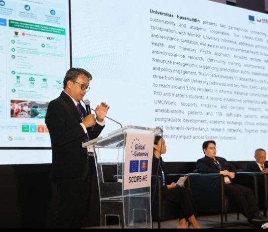 Unhas Tampilkan Model Kemitraan Internasional Berdampak di Forum ASEAN–Uni Eropa FOTO: Direktur Kemitraan Strategis Unhas, Abdullah Sanusi, S.E., MBA., Ph.D., mewakili Unhas memaparkan mengenai “UNHAS–EU Partnerships for Healthier Communities and Sustainable Futures.”