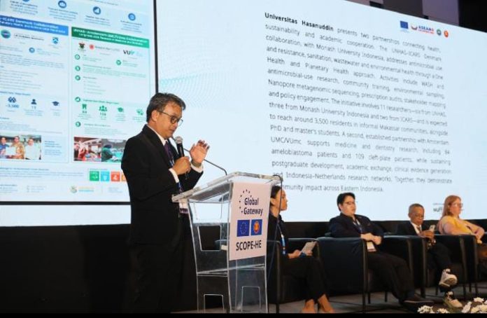 FOTO: Direktur Kemitraan Strategis Unhas, Abdullah Sanusi, S.E., MBA., Ph.D., mewakili Unhas memaparkan mengenai “UNHAS–EU Partnerships for Healthier Communities and Sustainable Futures.”
