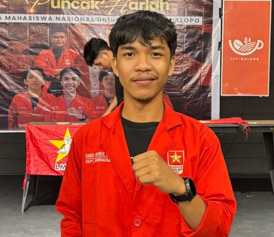 Tujuh Tahun Pagar Kampus Terkunci: Kampus untuk Siapa? FOTO: Jaenal Hutauruk, Ketua Komisariat LMND Universitas Cokroaminoto Palopo.