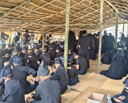 Bupati Bulukumba Hadiri Ritual Addingingi Rangkaian Kegiatan Festival Pinisi XVI Tahun 2026 FOTO: Bupati Bulukumba, H. Andi Muhtar Ali Yusuf, menghadiri ritual Addingingi yang menjadi salah satu rangkaian kegiatan Festival Pinisi XVI Tahun 2026. Ritual adat masyarakat Kajang tersebut berlangsung di Lapangan Desa Tambangan, Kamis (15/10/2026). (ist)
