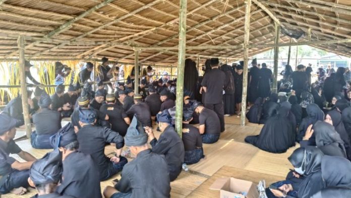 FOTO: Bupati Bulukumba, H. Andi Muhtar Ali Yusuf, menghadiri ritual Addingingi yang menjadi salah satu rangkaian kegiatan Festival Pinisi XVI Tahun 2026. Ritual adat masyarakat Kajang tersebut berlangsung di Lapangan Desa Tambangan, Kamis (15/10/2026). (ist) 